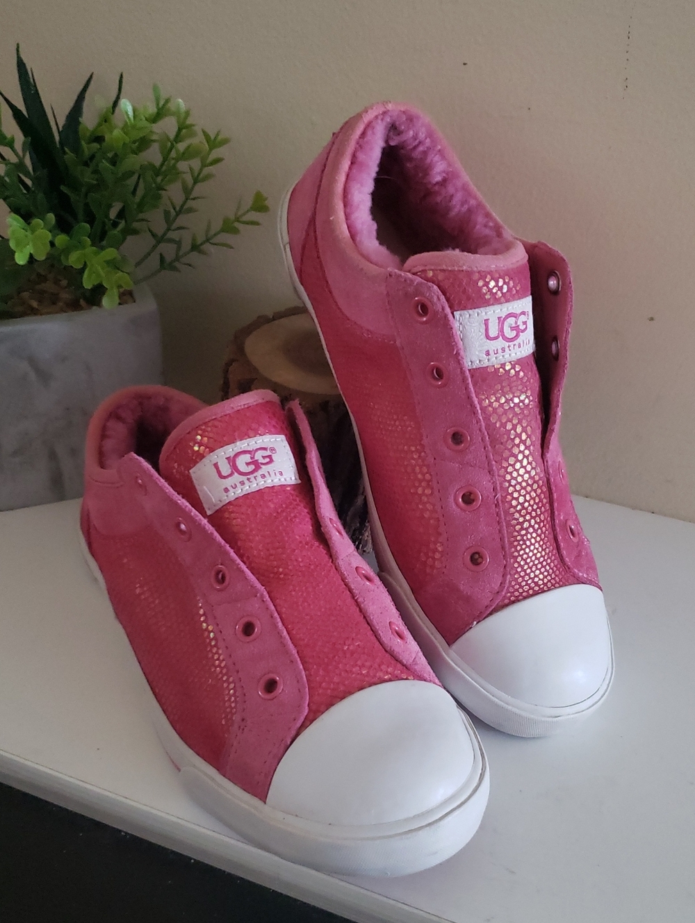 UGG Australia Laela Shiny Pink, Slip on Sneakers - Youth Sz 3 US
